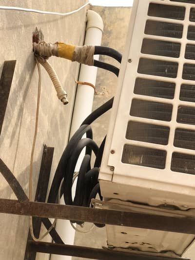 Used Ac with pipe all cheezy sath ha