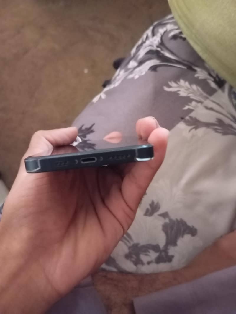 Apple iPhone 13 2