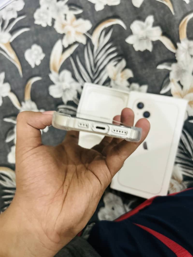 Apple iPhone 13 8
