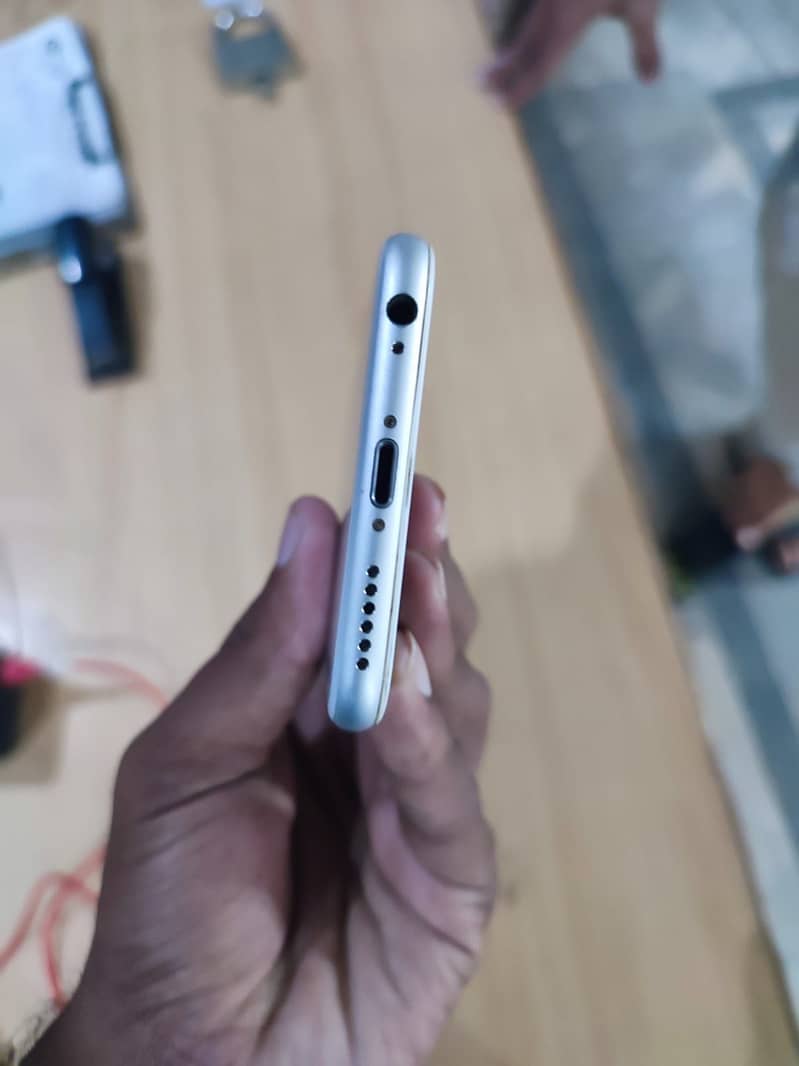Apple iPhone 6S 4
