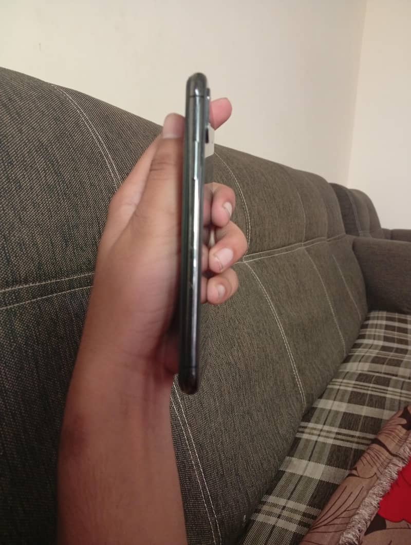 Apple iPhone X 4