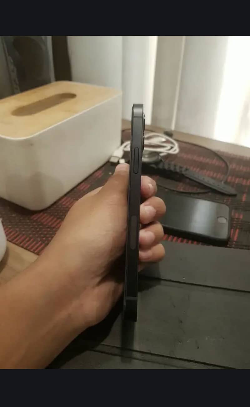 Apple iPhone 12 4