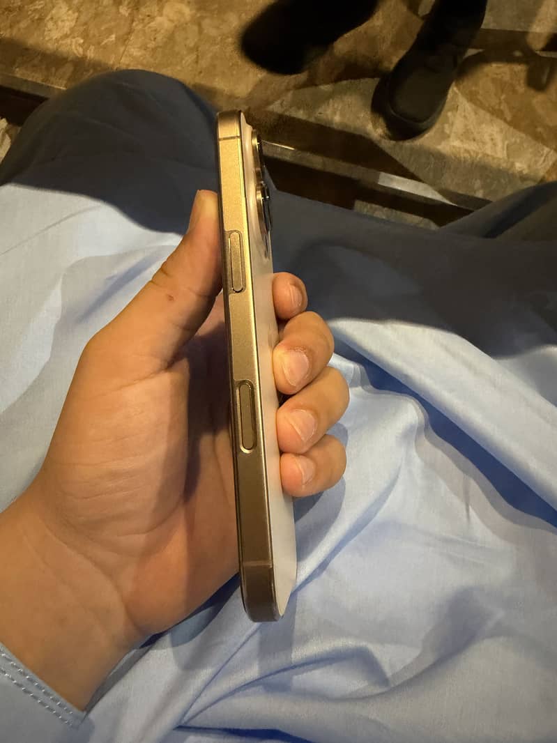 Apple iPhone 16 Pro 3