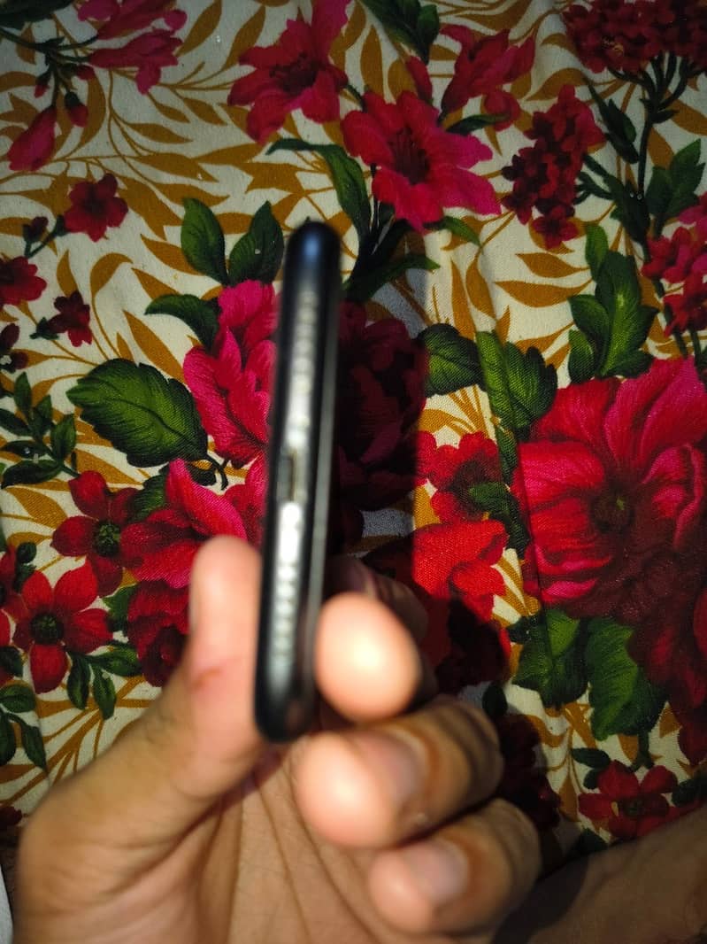 Apple iPhone 11 4