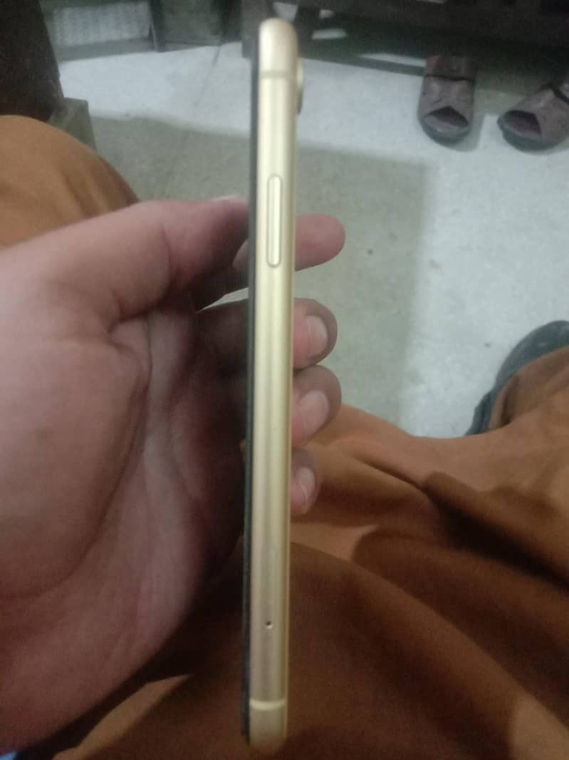 Apple iPhone XR 4