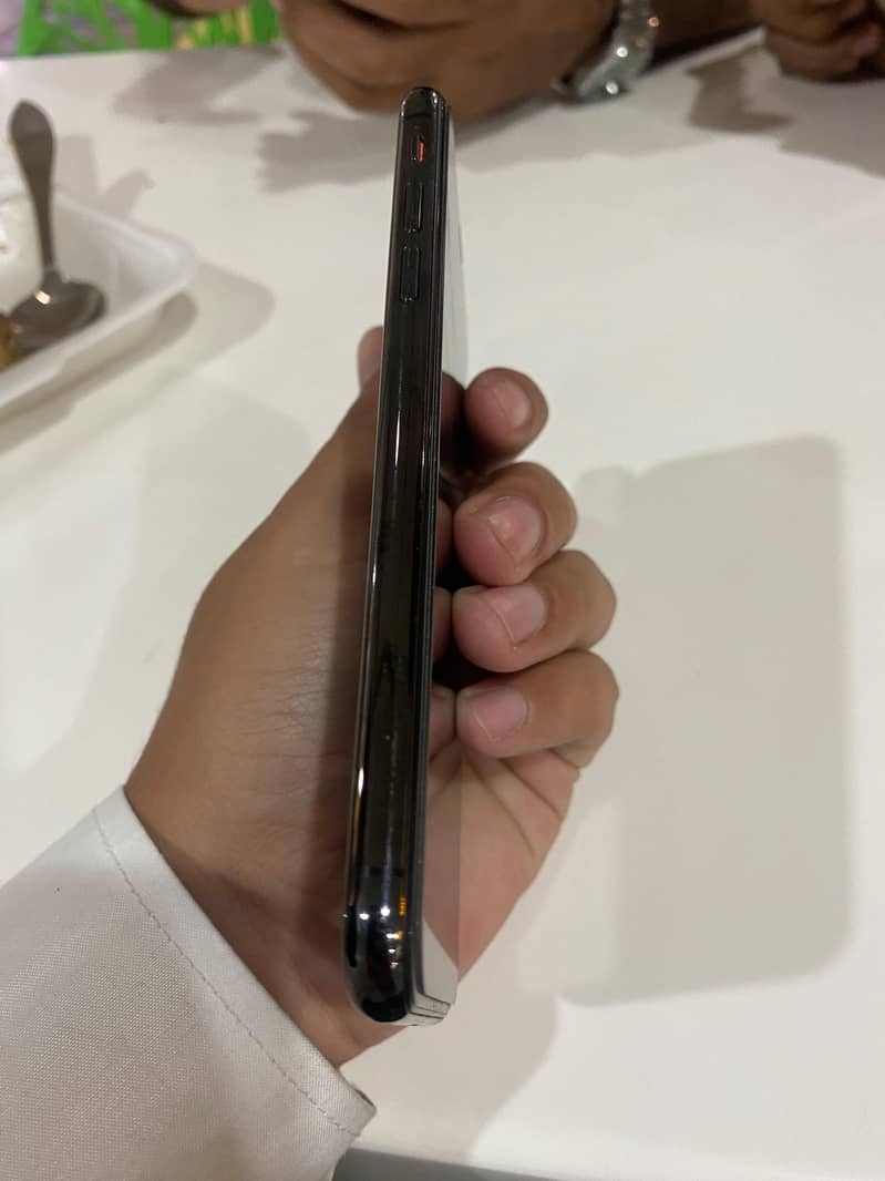 Apple iPhone X 4