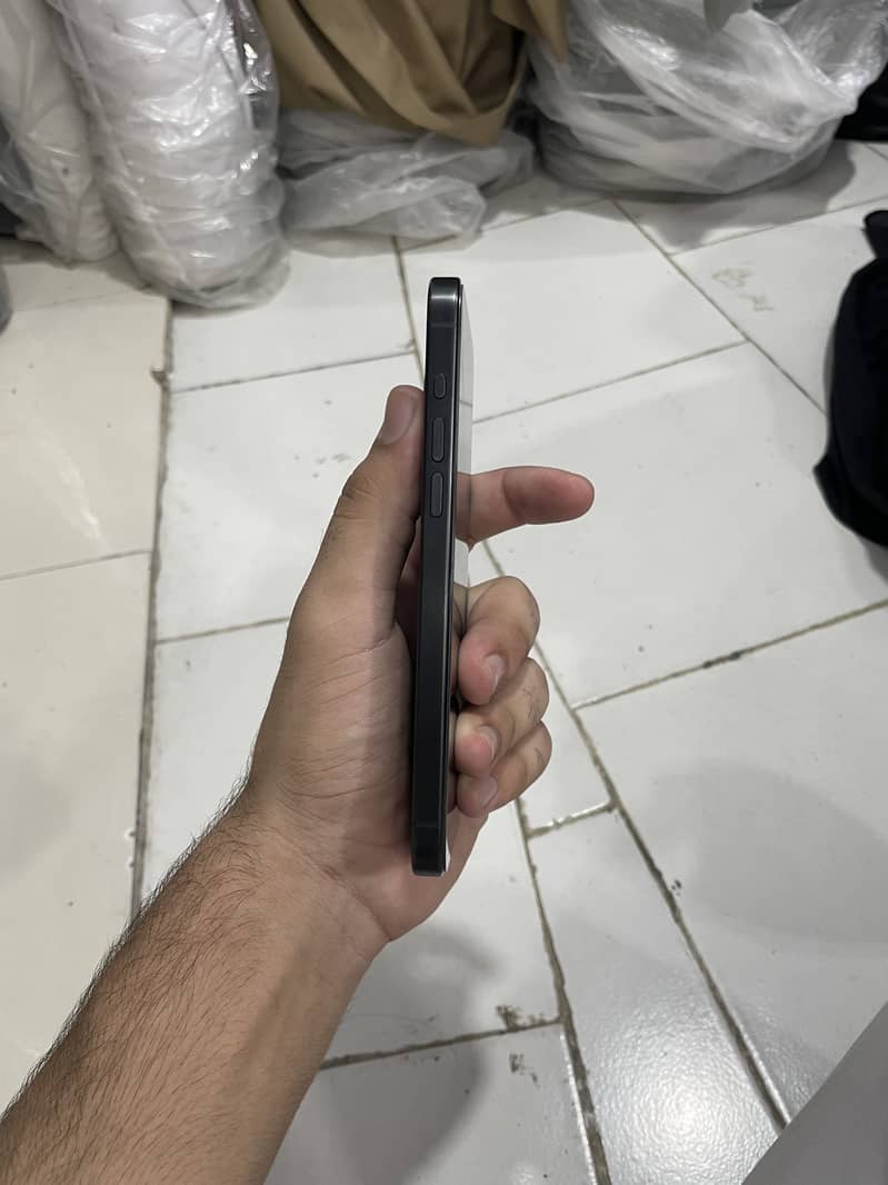 Apple iPhone 15 Pro Max 4