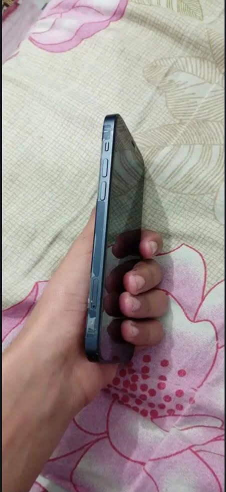 Apple iPhone 12 4