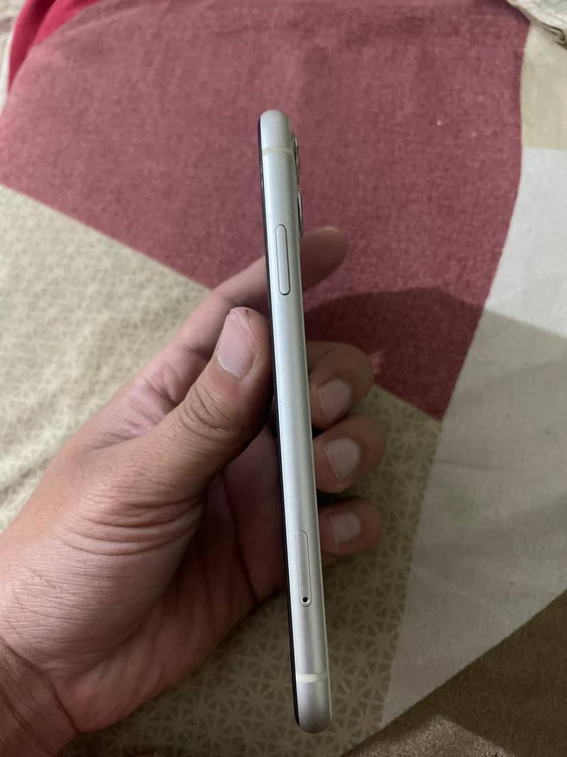 Apple iPhone 11 3