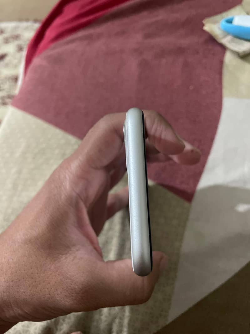 Apple iPhone 11 4