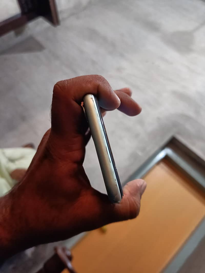 Apple iPhone 11 4