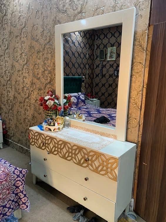 Bed set with dressing table with side table 2
