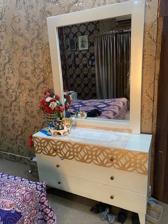 Bed set with dressing table with side table 6