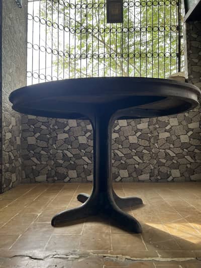 Wooden Round Table (4ft DIAMETER)