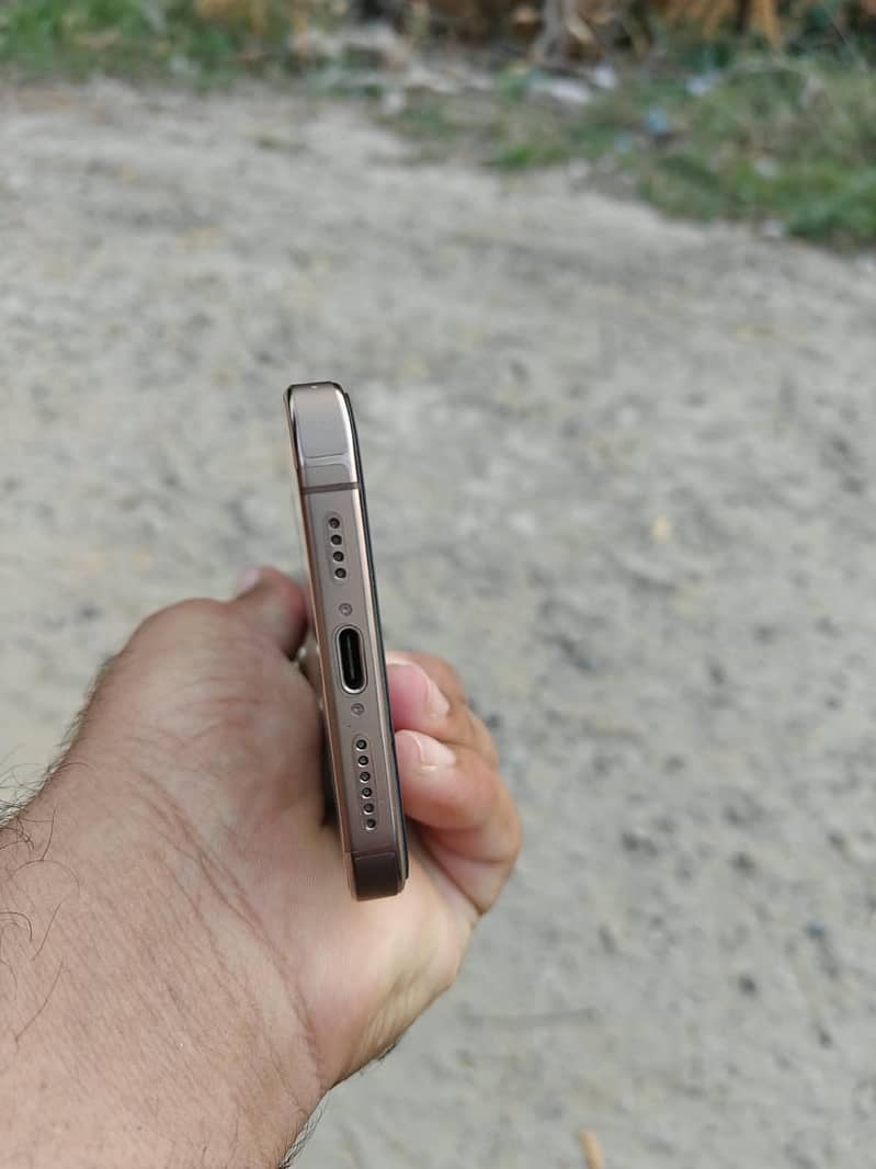 iPhone 16 pro max 4
