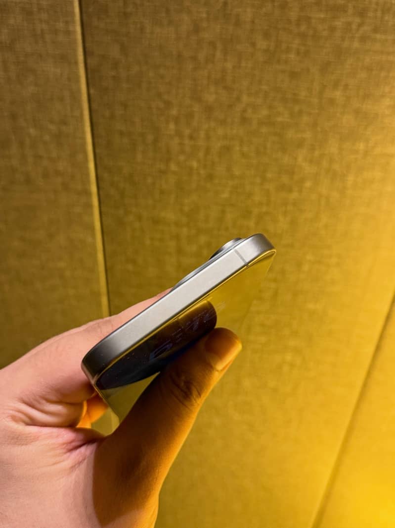 Apple iPhone 15 Pro Max 2