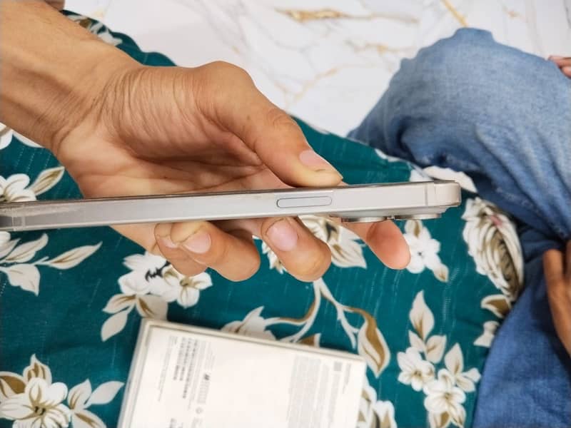 Apple iPhone 15 Pro Max 4