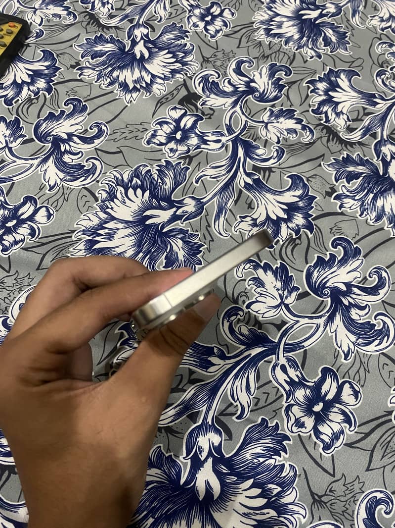 Apple iPhone 15 Pro Max 4