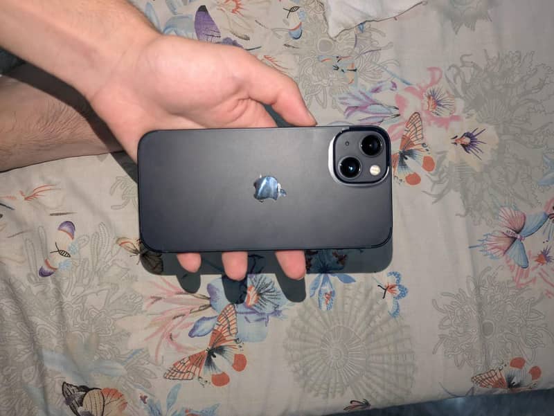Apple iPhone 13 (with box) 4