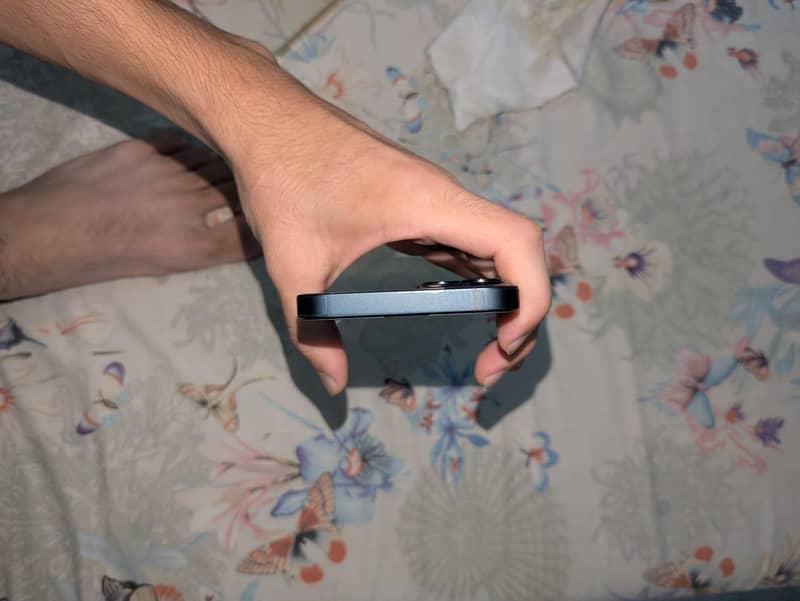 Apple iPhone 13 (with box) 6