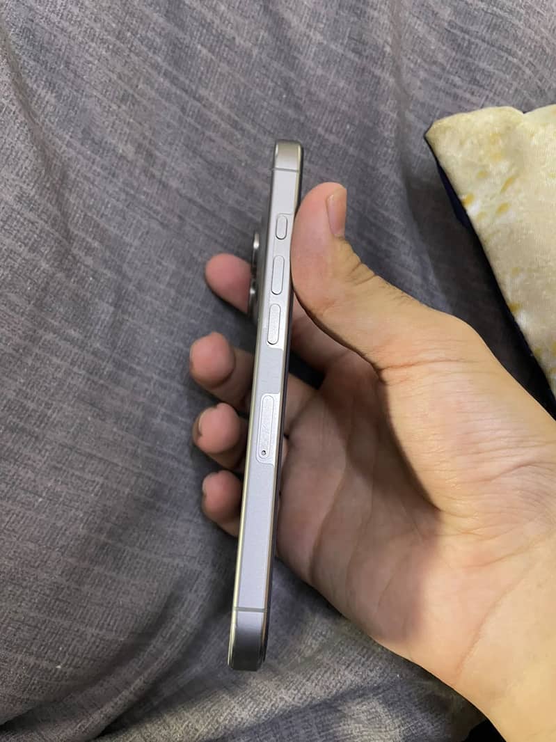 Apple iPhone 16 Pro 8