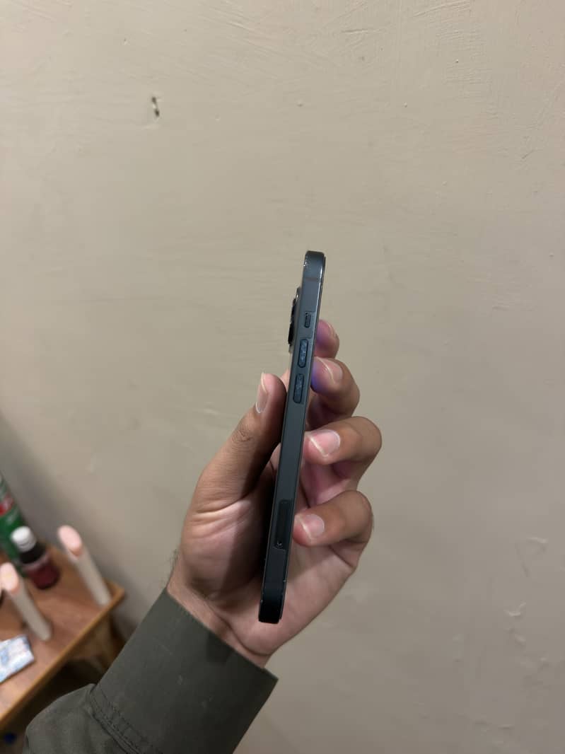 Apple iPhone 13 5