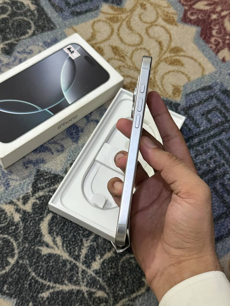iPhone 16 Pro Max 1