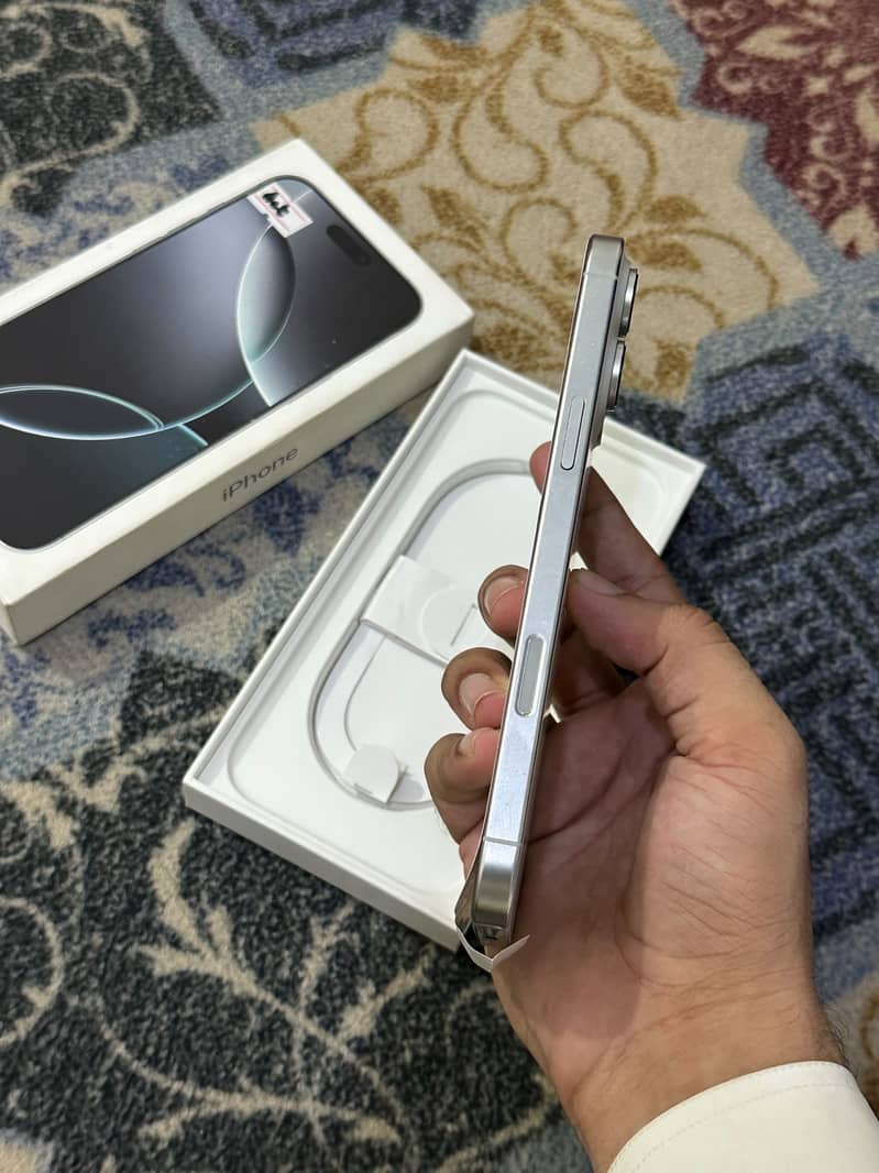 iPhone 16 Pro Max 2