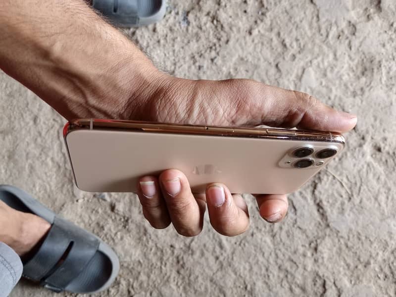 Apple iPhone 11 Pro Max 7
