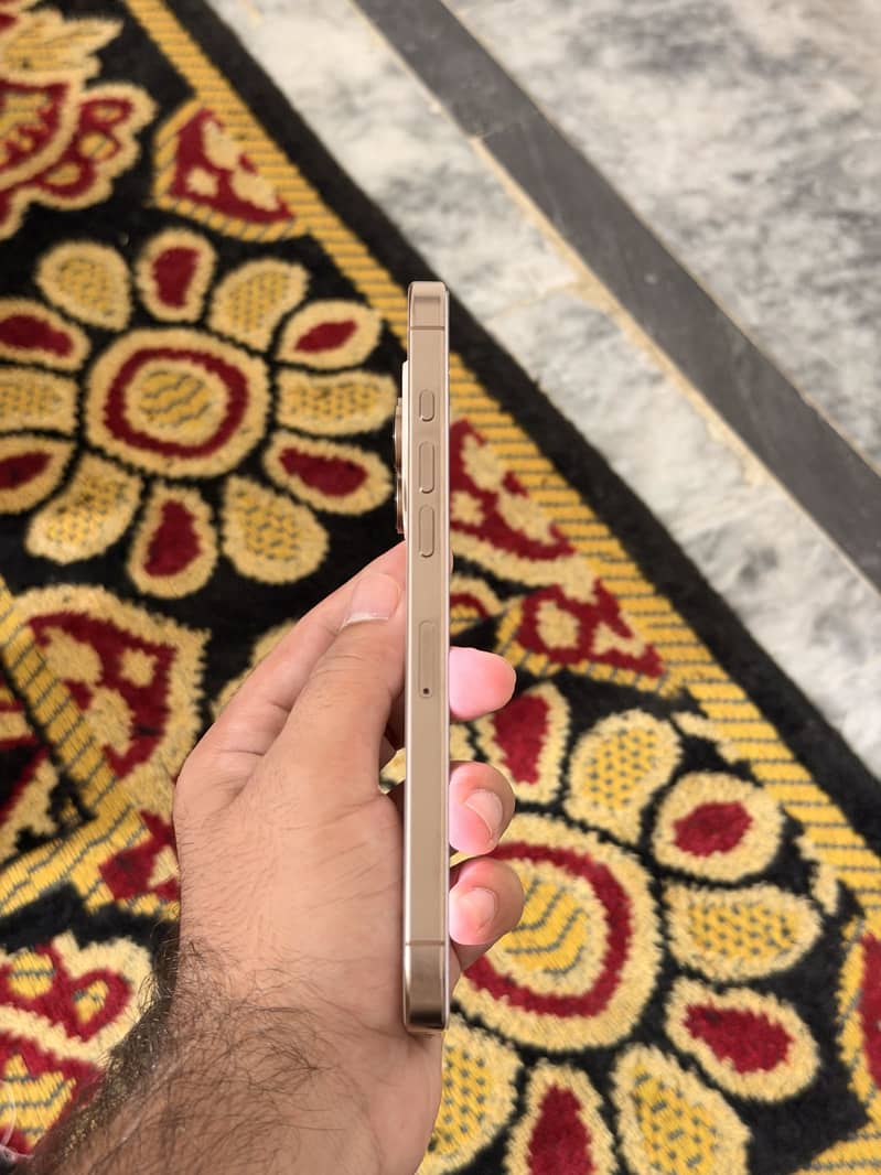 Apple iPhone 16 Pro Max 4