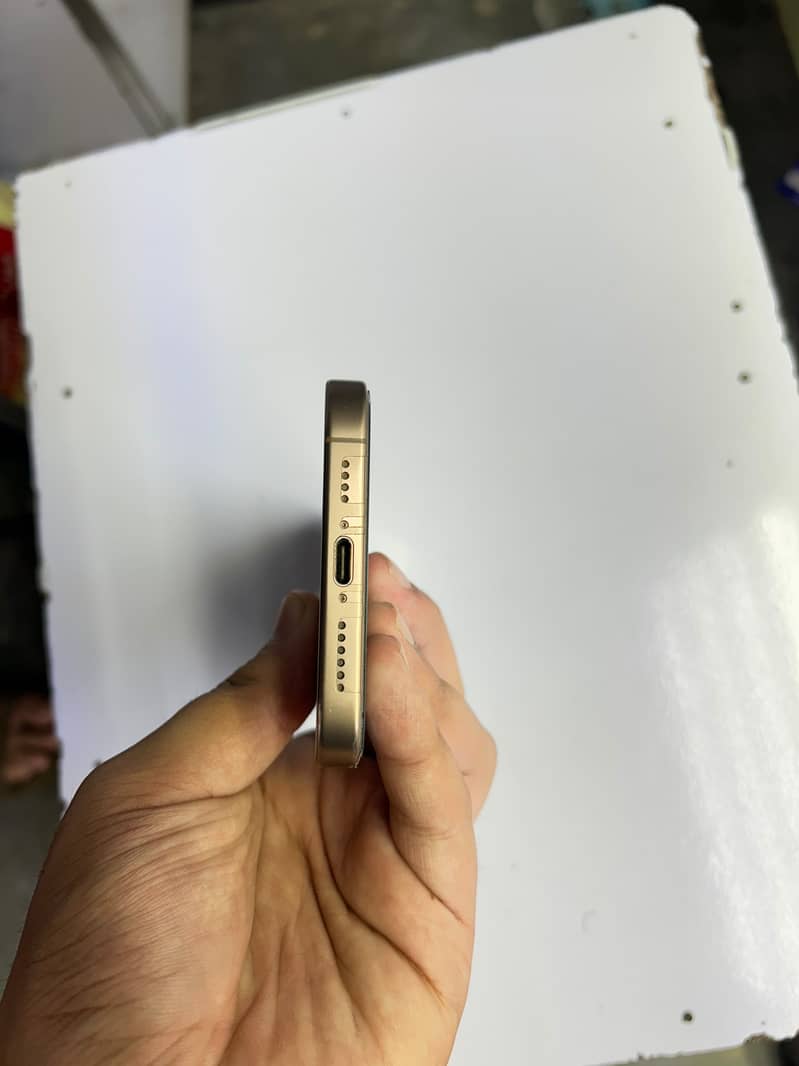 Apple iPhone 16 Pro Max 2