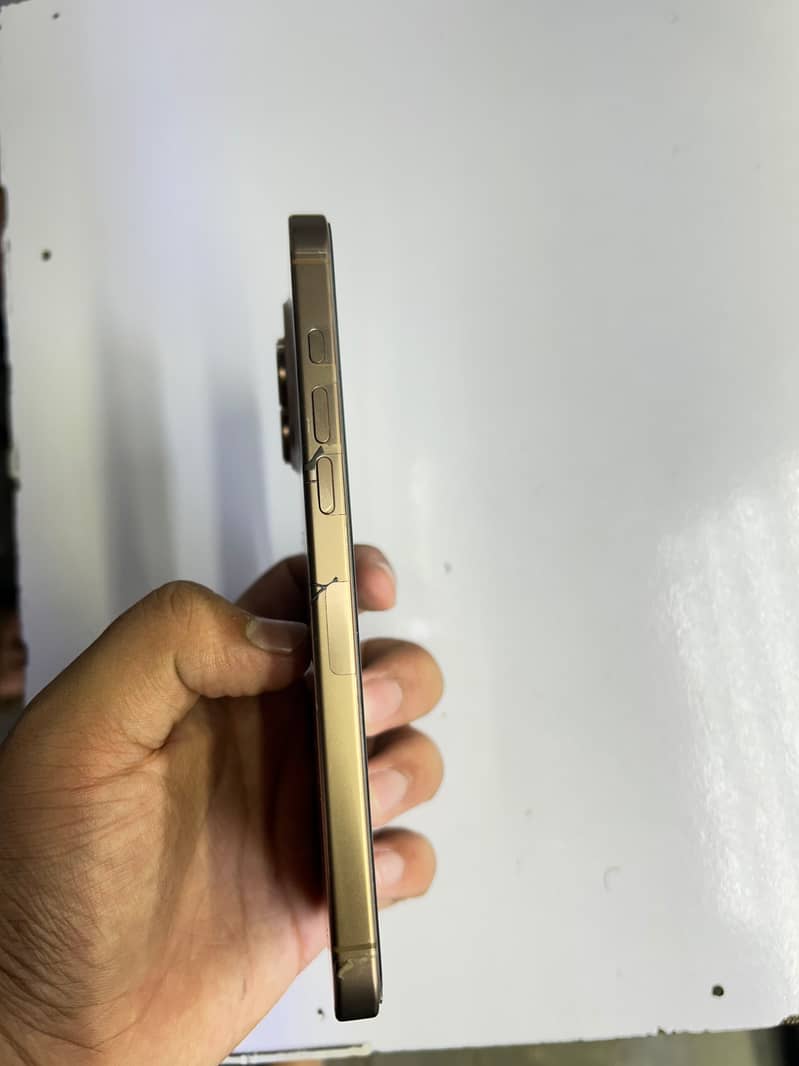 Apple iPhone 16 Pro Max 3