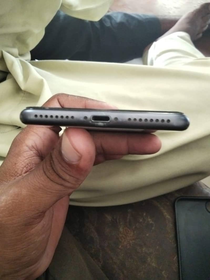 Apple iPhone 8 Plus 3
