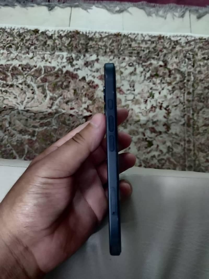 Apple iPhone 16 2