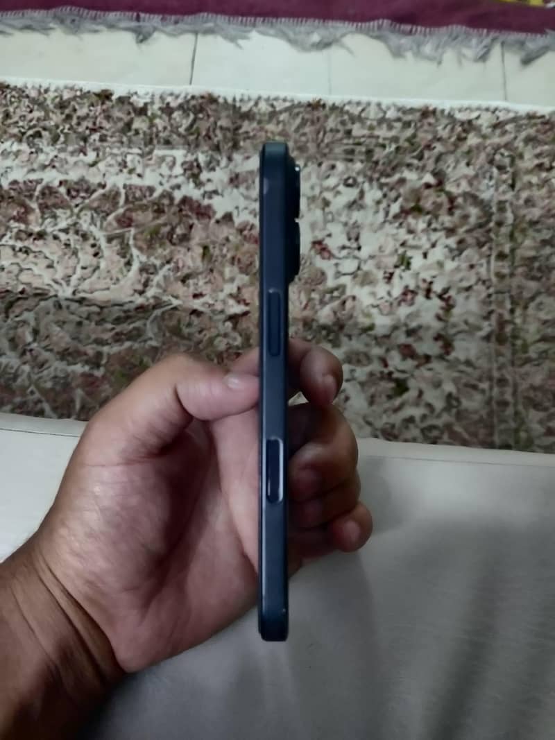 Apple iPhone 16 4