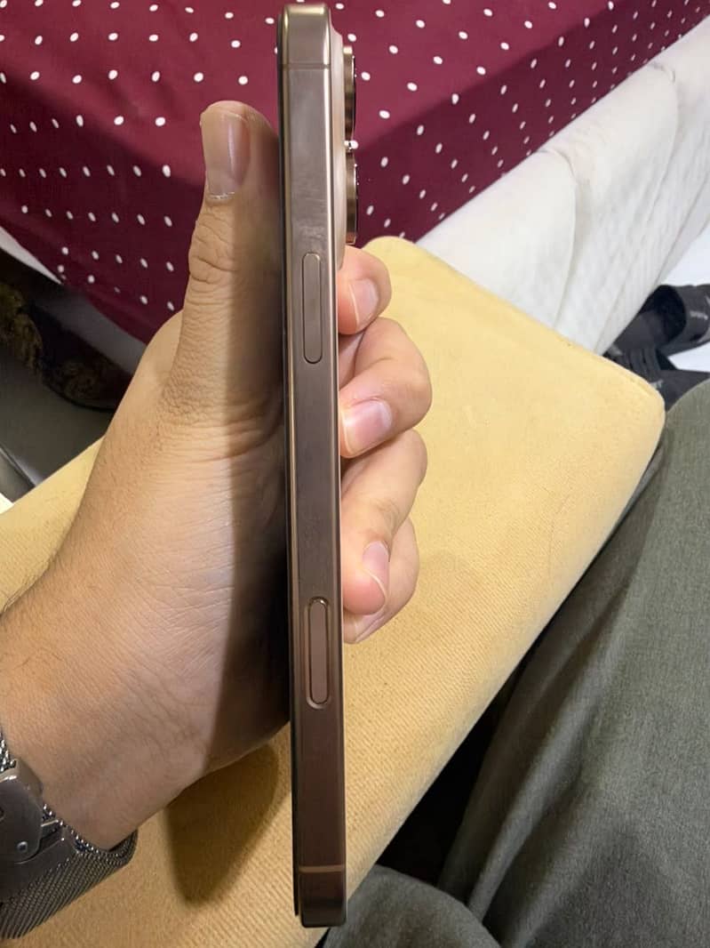 Apple iPhone 16 Pro Max 3