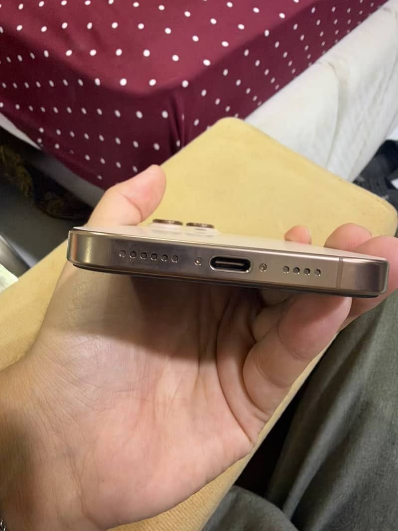 Apple iPhone 16 Pro Max 4