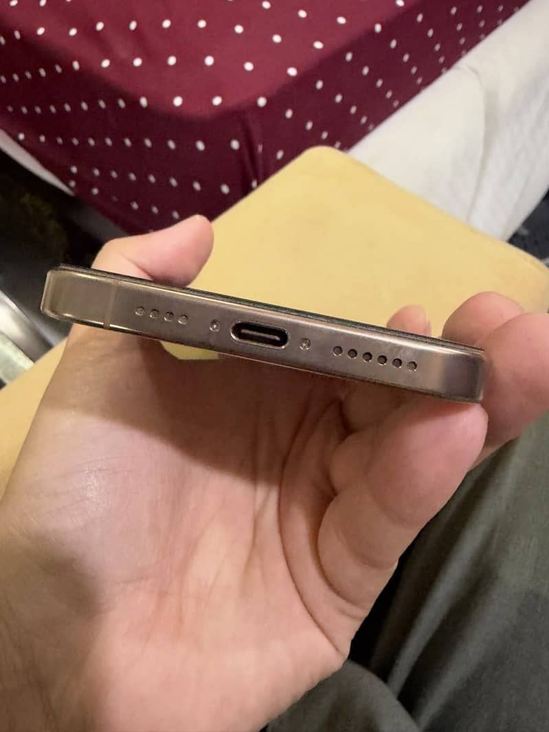 Apple iPhone 16 Pro Max 6