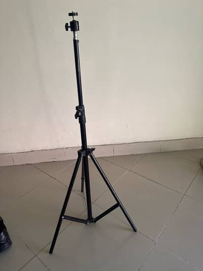 tripod stand and ring light
