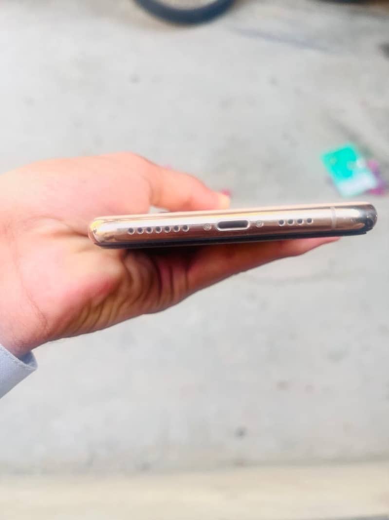 Apple iPhone XS Max 3