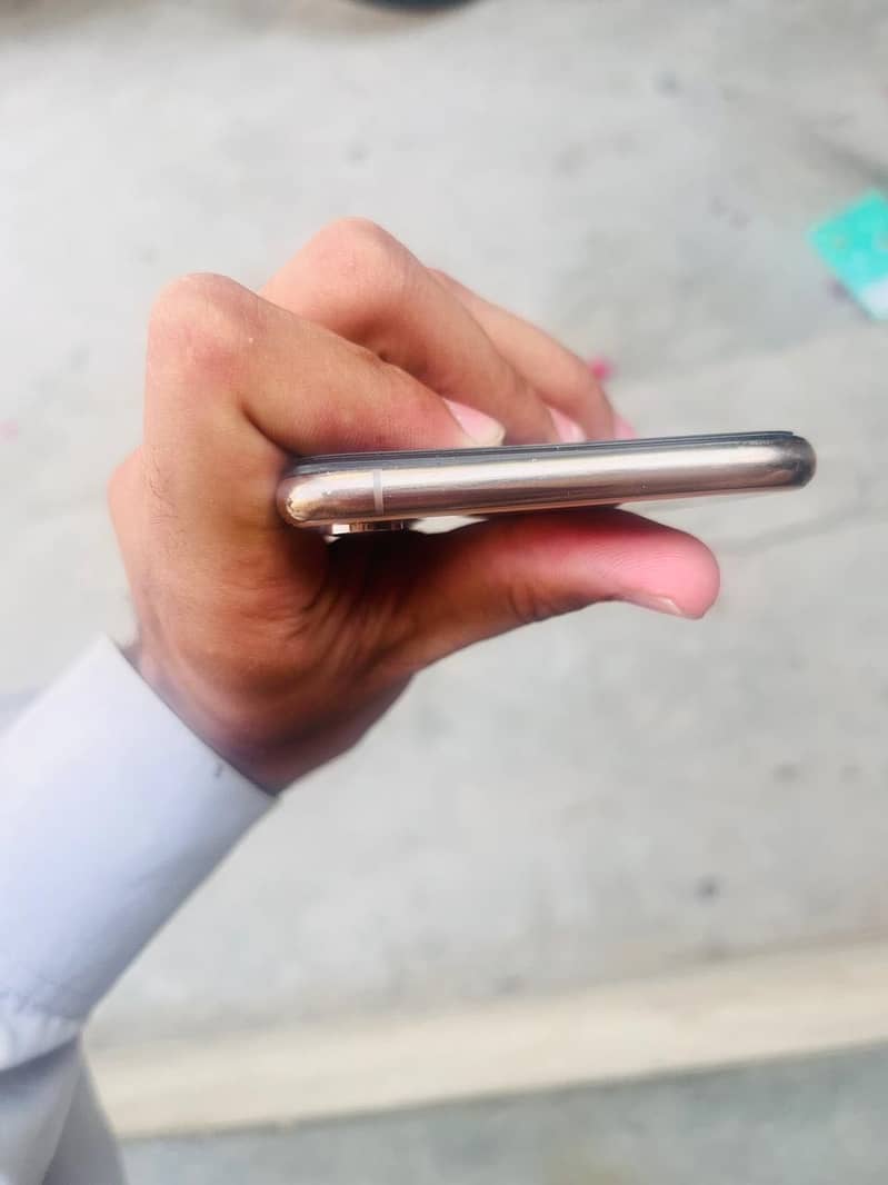 Apple iPhone XS Max 4