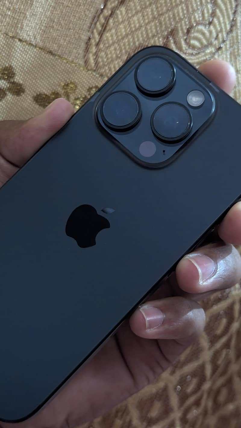 Apple iPhone 16 Pro 3