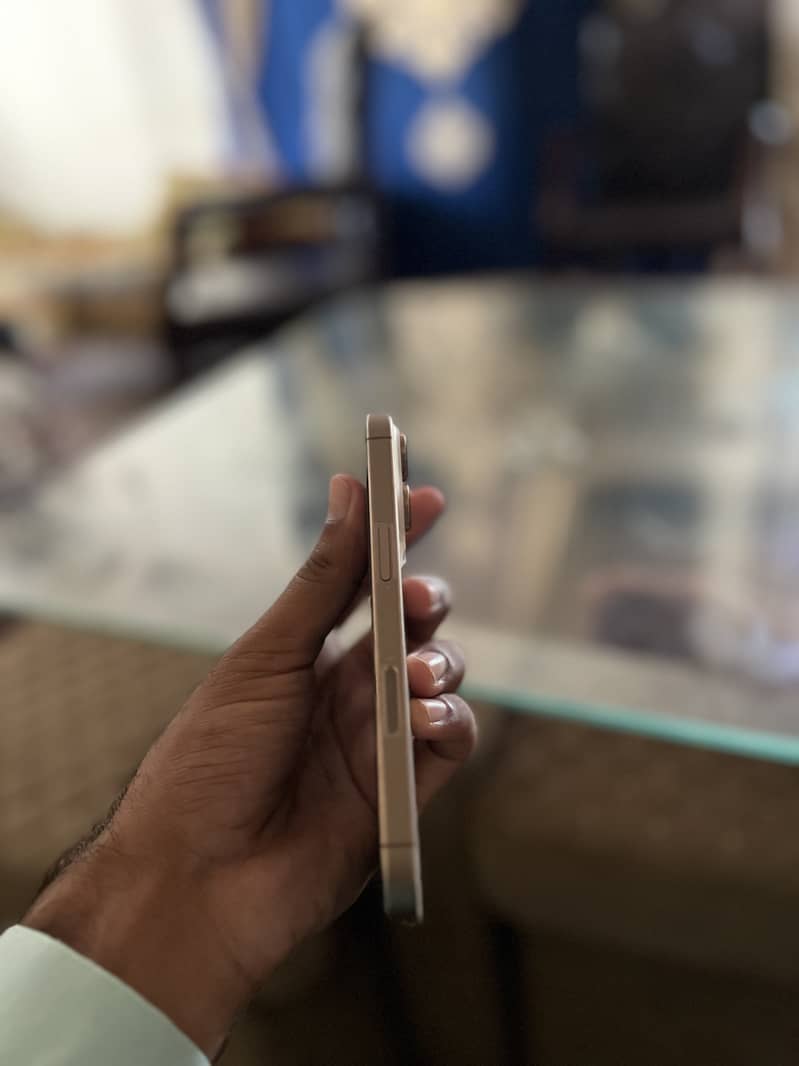 Apple iPhone 16 Pro 3