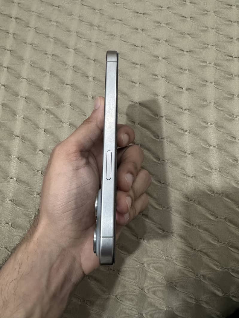 Apple iPhone 15 Pro 4