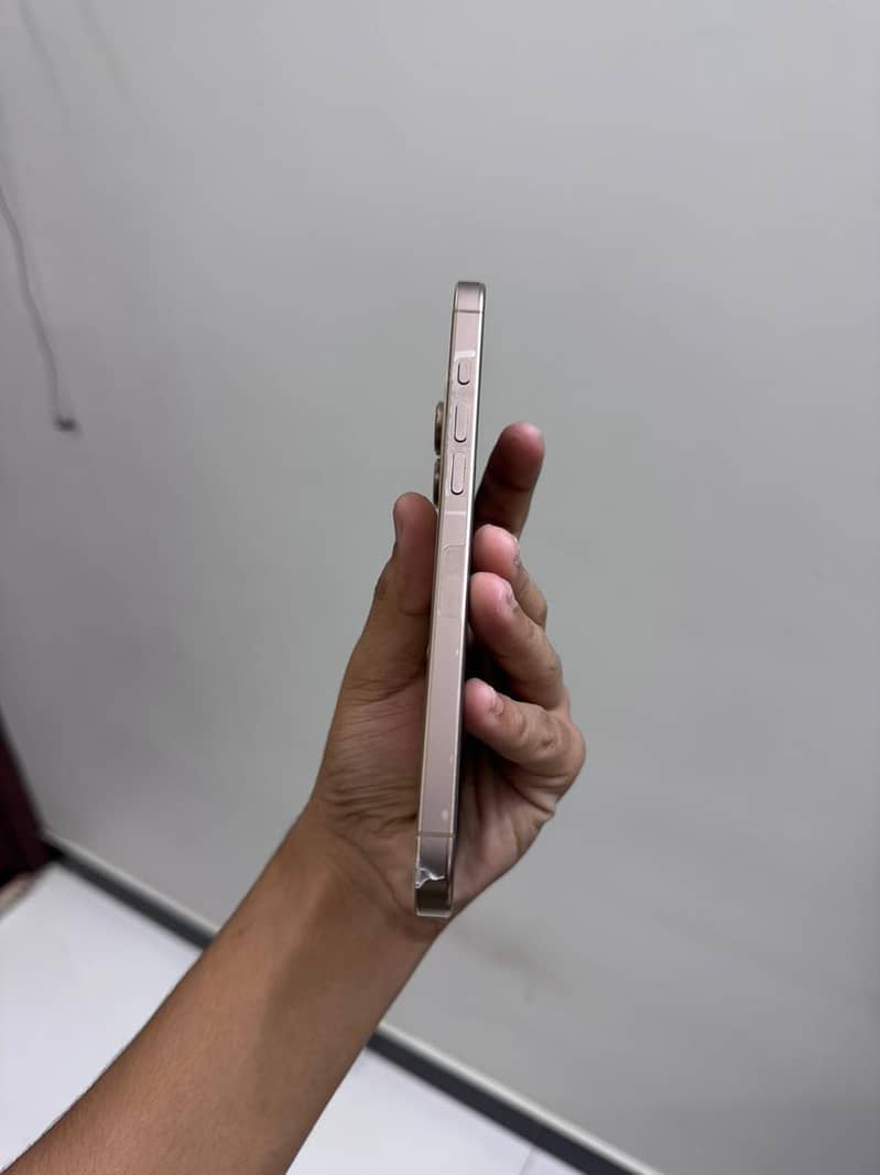 Apple iPhone 16 Pro Max 2