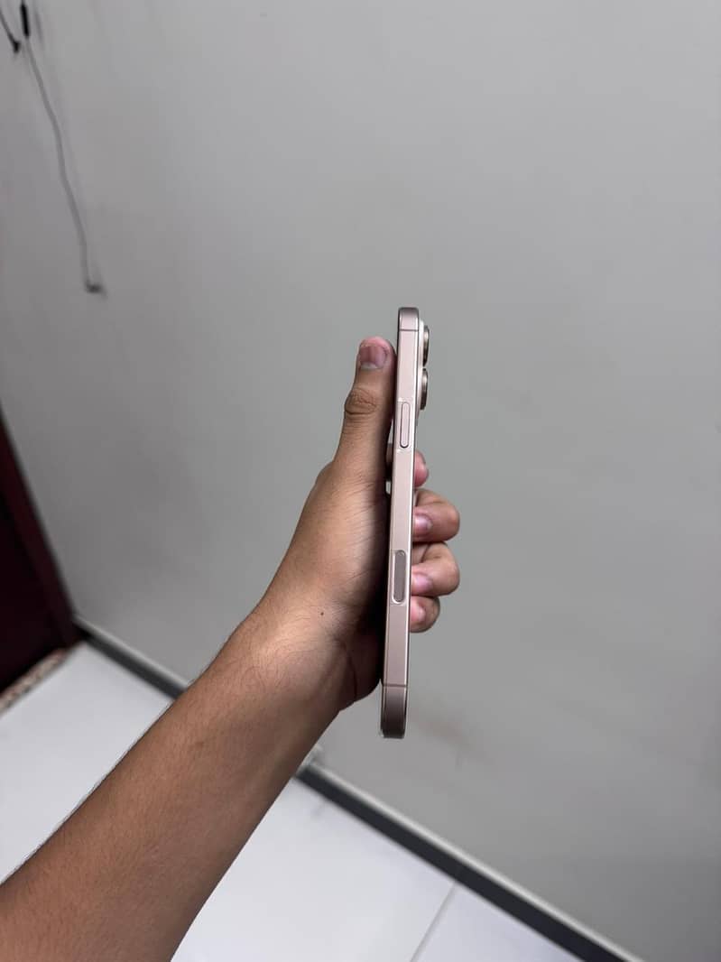 Apple iPhone 16 Pro Max 4