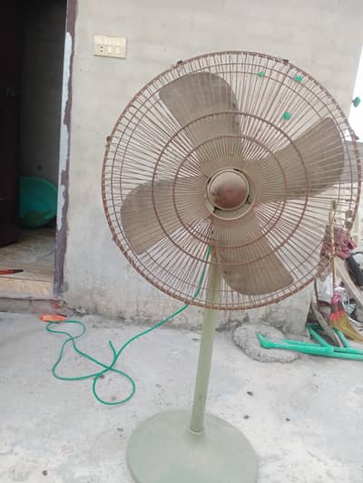 2 pedestal fan 1 hino company and 1 alrehmat company good fan