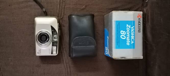Yashica Zoomate 80 35mm Point Camera Vintage + cell cahrgeable
