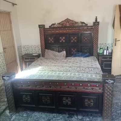 مکمل لکڑی کا خوبصورت بیڈروم فرنیچر سیٹ برائے فروخت