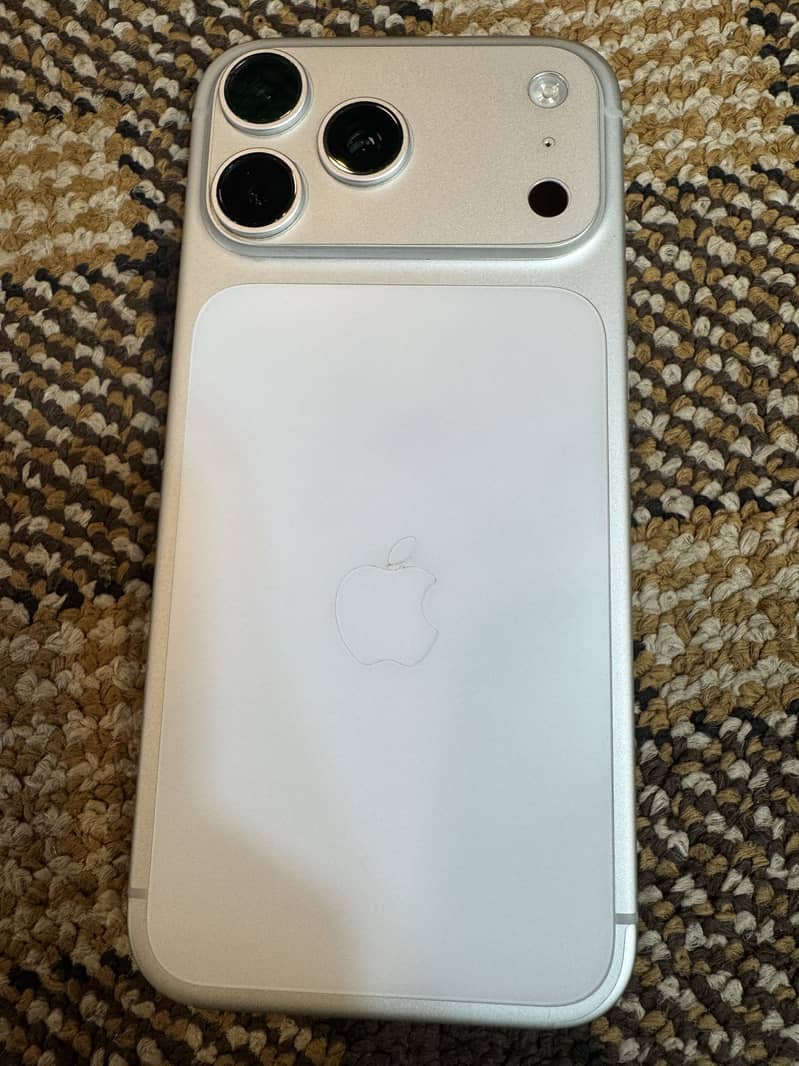 Apple iPhone 17 Pro Max 3